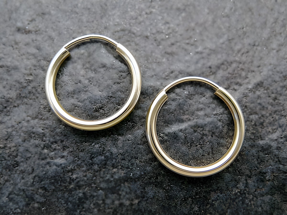 Gold Creolen 1,5 cm aus Gold 585 mit einer Breite von 2 mm, hergestellt von Juwelier Harnisch, stilvolle Ohrringe, bis 15 mm, glänzendes und elegantes Design.