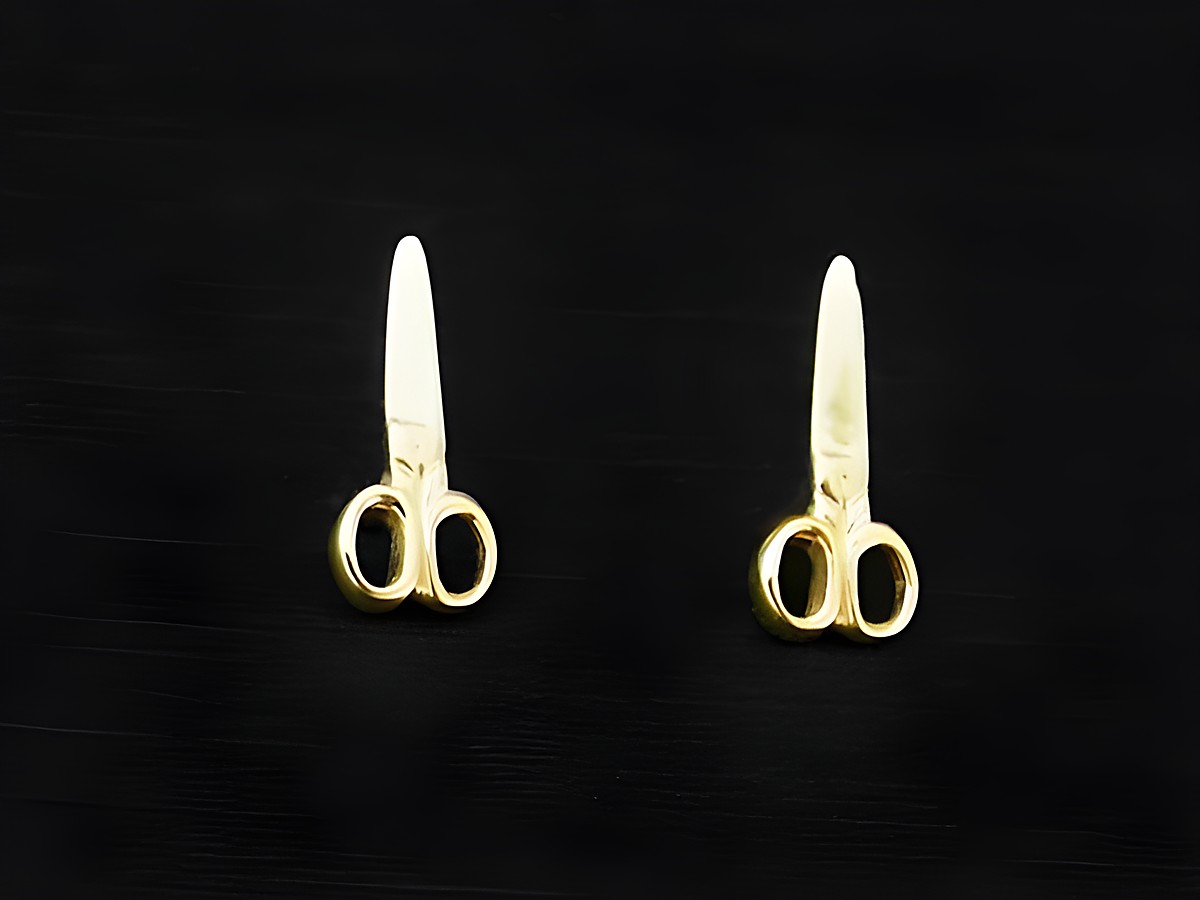 Gold Ohrringe in Form von Scheren als Ohrstecker aus 333 Gold, hergestellt von Juwelier Harnisch, ideal für Technik- und Freizeitliebhaber.