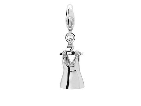 Silberner Charm von Ti Sento in Form eines Kleides, verziert mit einer Kette, ideal für personalisierte Schmuckstücke. Modell Baby Doll 8175SI, stilvoll und elegant.