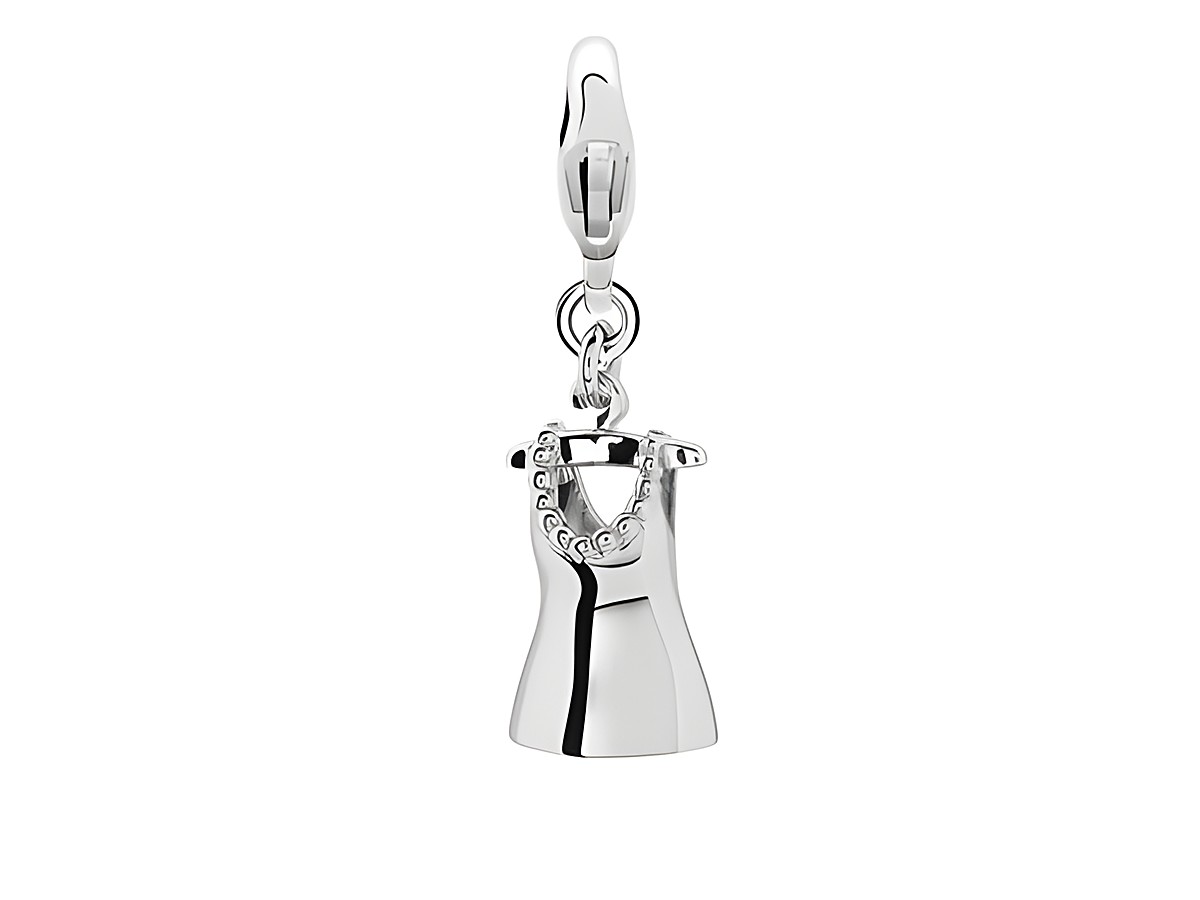 Silberner Charm von Ti Sento in Form eines Kleides, verziert mit einer Kette, ideal für personalisierte Schmuckstücke. Modell Baby Doll 8175SI, stilvoll und elegant.