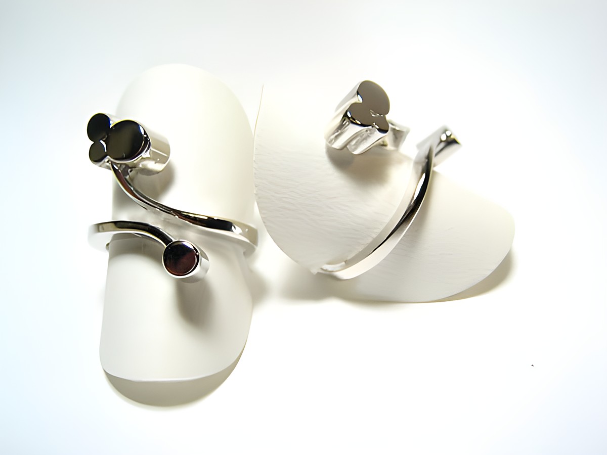 Silber Ring rhodiniert mit Phantasie Muster, verstellbar, Hersteller Juwelier Harnisch, ohne Stein, elegant und modern, ideal für jeden Anlass.
