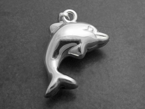 Ein silberner Anhänger in Form eines Delfins. Der Anhänger ist glänzend und detailreich gearbeitet. Hersteller ist Juwelier Harnisch. Ideal für Tierliebhaber.