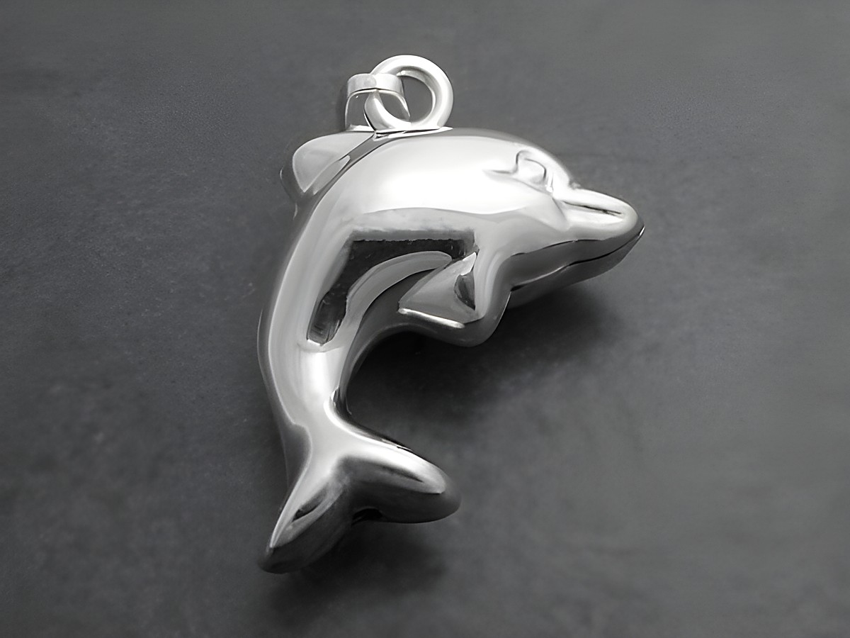 Ein silberner Anhänger in Form eines Delfins. Der Anhänger ist glänzend und detailreich gearbeitet. Hersteller ist Juwelier Harnisch. Ideal für Tierliebhaber.