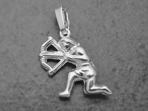 Anhänger Sternzeichen Schütze aus rhodiniertem Sterling Silber, plastisch gestaltet, zeigt einen Schützen mit Bogen in kniender Position, hergestellt von Juwelier Harnisch.