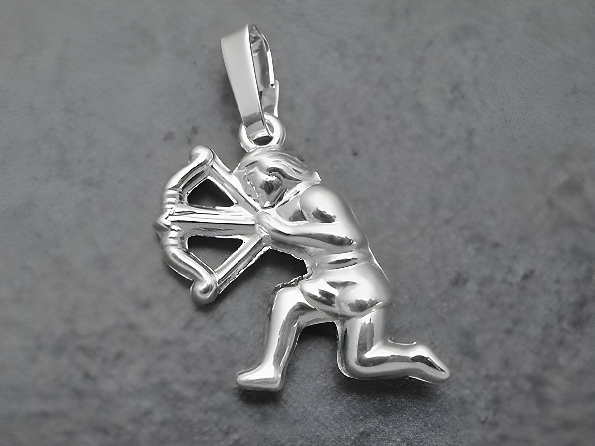 Anhänger Sternzeichen Schütze aus rhodiniertem Sterling Silber, plastisch gestaltet, zeigt einen Schützen mit Bogen in kniender Position, hergestellt von Juwelier Harnisch.
