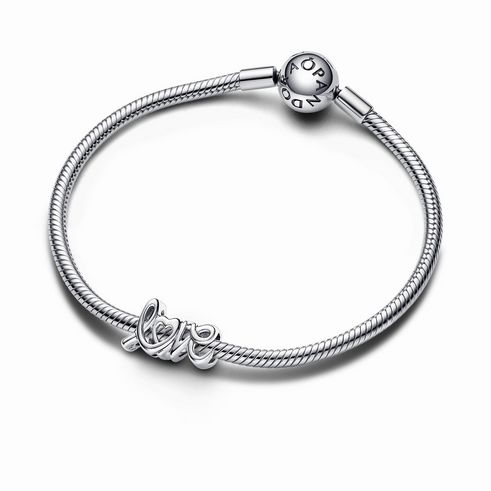 Ein elegantes Armband aus Sterling Silber mit einem handgeschriebenen Liebe Charm, gefertigt von Pandora. Das Armband hat eine flexible Struktur und schließt mit einem Logoverschluss.