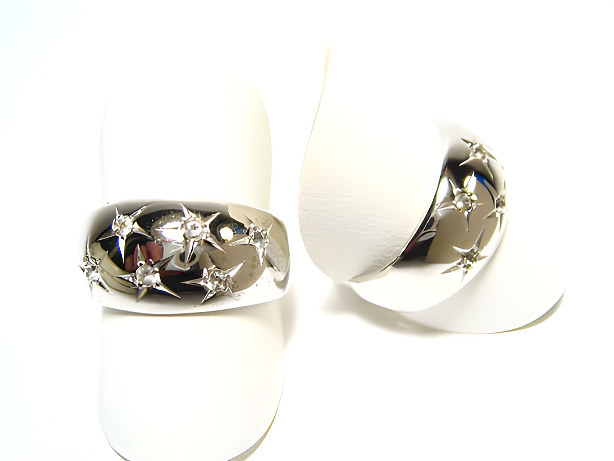 Designer Silber Ring rhodiniert mit weißem Stein, Hersteller Juwelier Harnisch, verstellbare Ringe, glänzendes Finish mit dekorativen Elementen.