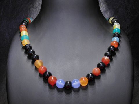 Achat Kette 8 mm bunt 47 cm aus farbigen Achatperlen und schwarzen Akzenten, Hersteller Juwelier Harnisch, Steinketten, ideal für modische Akzente.
