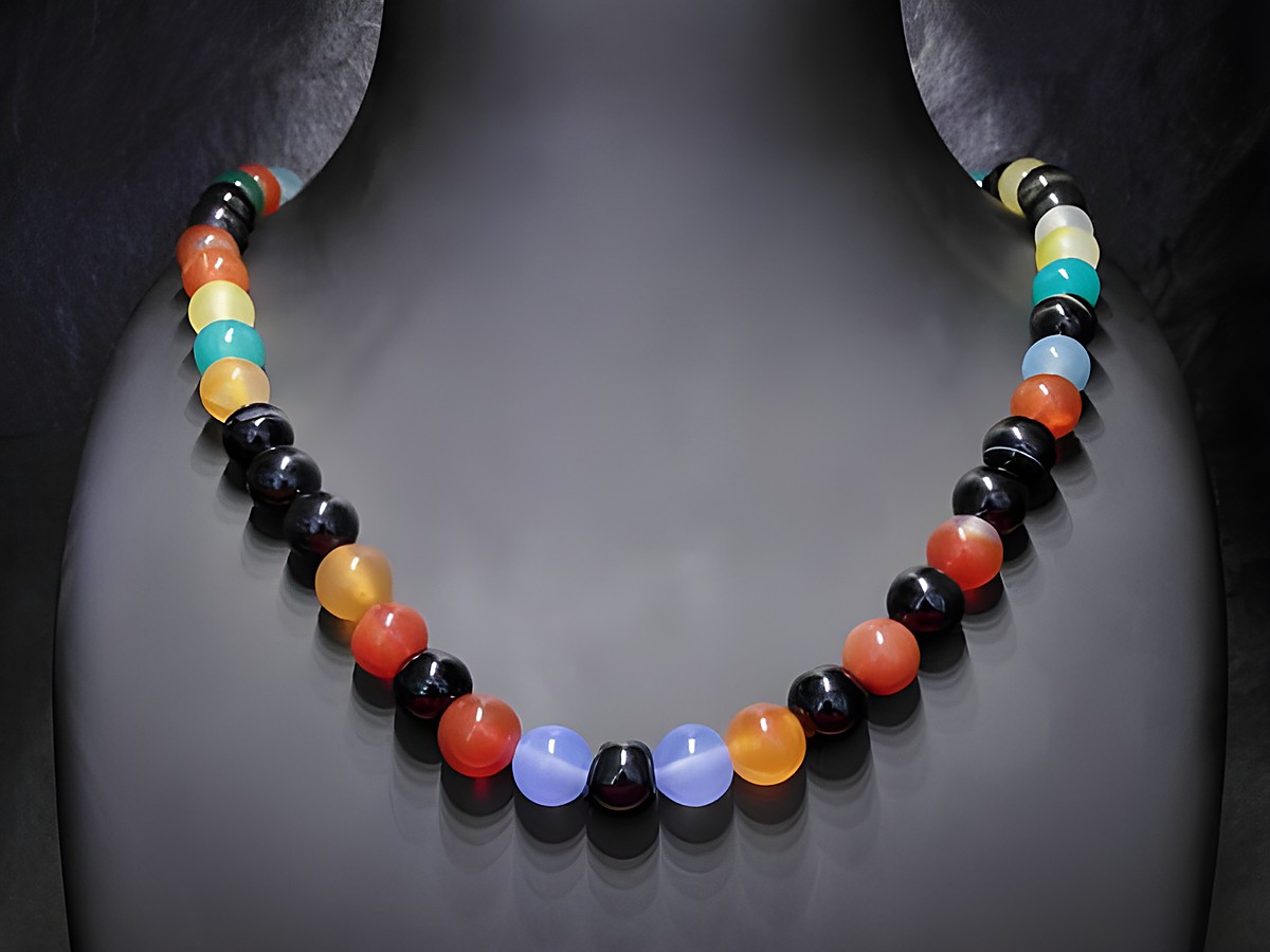 Achat Kette 8 mm bunt 47 cm aus farbigen Achatperlen und schwarzen Akzenten, Hersteller Juwelier Harnisch, Steinketten, ideal für modische Akzente.
