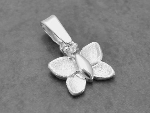 Silber Anhänger in Form eines Schmetterlings, teilmattiert und mit Zirkonia besetzt, gefertigt vom Juwelier Harnisch, tierisches Design.