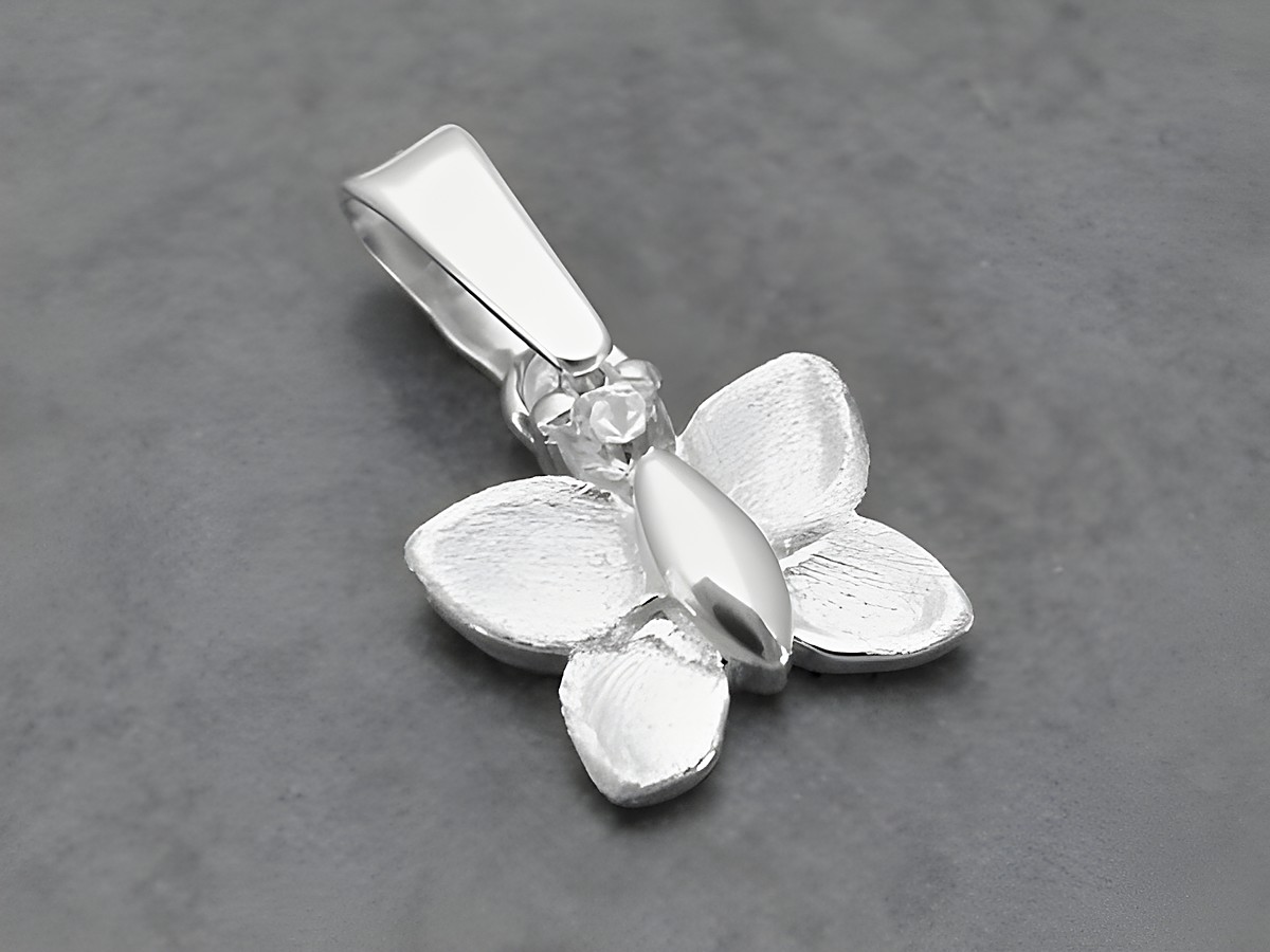 Silber Anhänger in Form eines Schmetterlings, teilmattiert und mit Zirkonia besetzt, gefertigt vom Juwelier Harnisch, tierisches Design.