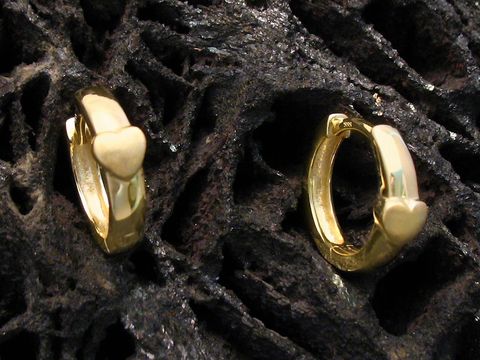 Ohrringe Creolen in Herzform aus gold für Kinder, hergestellt von Juwelier Harnisch, ideal als Geschenkidee. Die Ohrringe sind schlicht und elegant gestaltet.