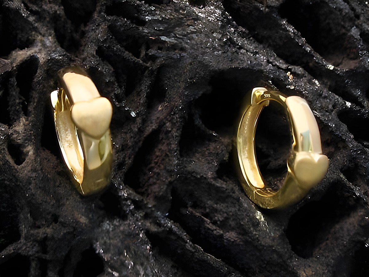 Ohrringe Creolen in Herzform aus gold für Kinder, hergestellt von Juwelier Harnisch, ideal als Geschenkidee. Die Ohrringe sind schlicht und elegant gestaltet.