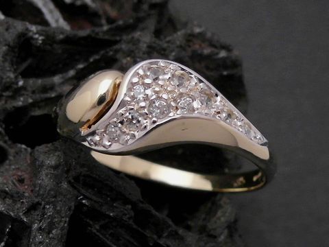 Gold Ring kunstvoll Gold 585 bicolor Zirkonia Goldring Gr. 56 von Juwelier Harnisch bis Gr. 56 18 feiner und eleganter Schmuck mit glänzenden Zirkonia Steinen.