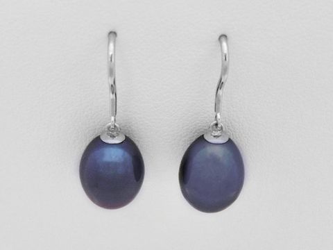 Dunkelgraue Zuchtperl Ohrringe in Tropfenform mit einer Größe von 9,6 mm, befestigt an rhodinierten Silberhaken. Hersteller Juwelier Harnisch.