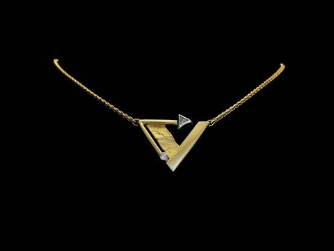Gold Collier mit Zopf und Dreiecks Design aus 333 Gold, verziert mit Zirkonia, Länge 45 cm, Hersteller: Juwelier Harnisch, elegant und modern im Mittelteil gestaltet.
