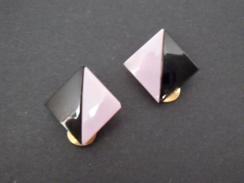 71852-0 Ohrclip in flieder und schwarz, zeitloses Design mit goldfarbenen Details, aus Kunstharz gefertigt, Hersteller Juwelier Harnisch. Ideal für elegante Anlässe.