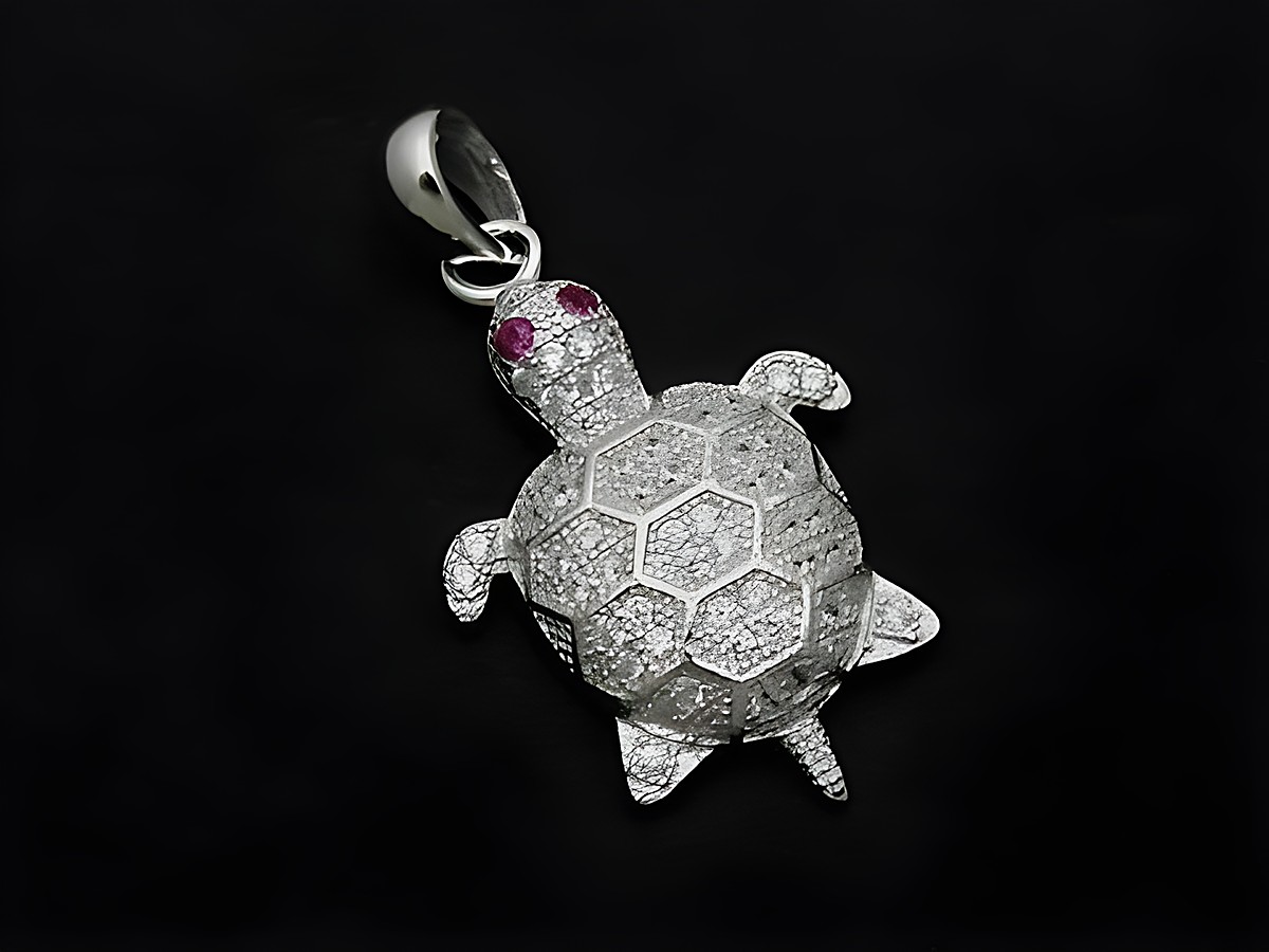 Silber Anhänger in Form einer Schildkröte, verziert mit weißen und roten Zirkonia, Hersteller: Juwelier Harnisch, tierisch.