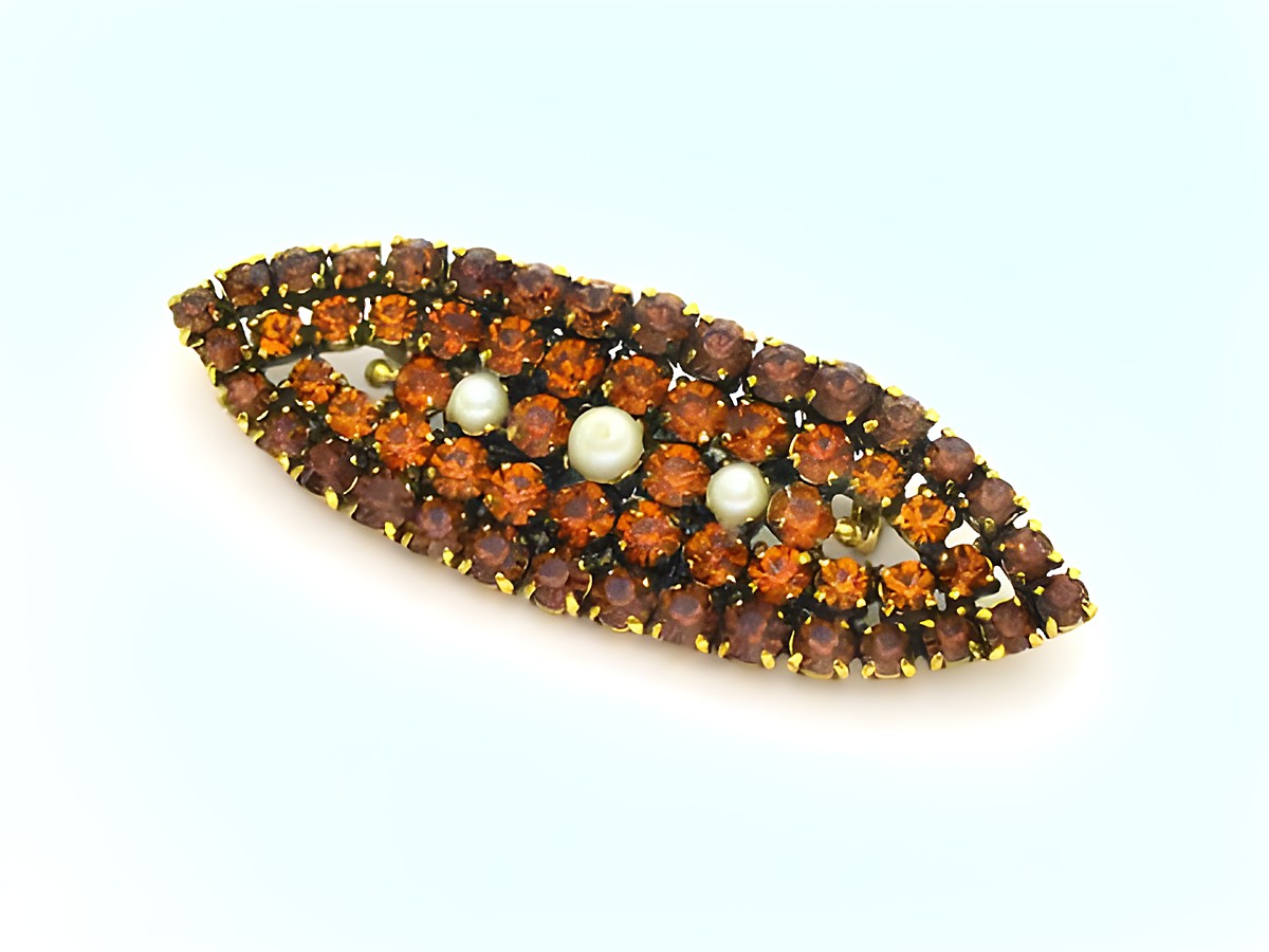 Strass Brosche oval in Braun und Gelb, gefasst mit Perlen, neu vom Hersteller Juwelier Harnisch. Ideal als elegantes Accessoire für verschiedene Anlässe.