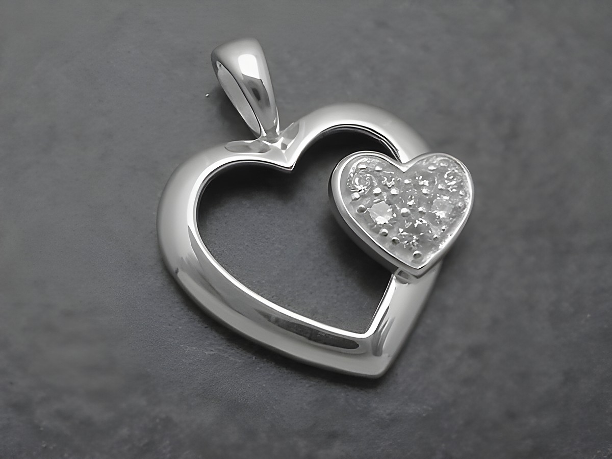 Silber Anhänger in Herzform mit einem kleinen Herz und Zirkonia-Steinen in Weiß, Hersteller: Juwelier Harnisch, ideal als Schmuckstück für romantische Anlässe.