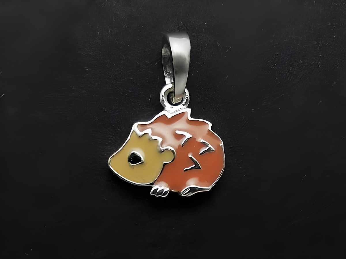 Igel Silber Anhänger rhodiniert in hellbraun, beige und schwarz für Kinder, gefertigt vom Juwelier Harnisch. Ideal als Schmuckstück für tierliebe Kinder.