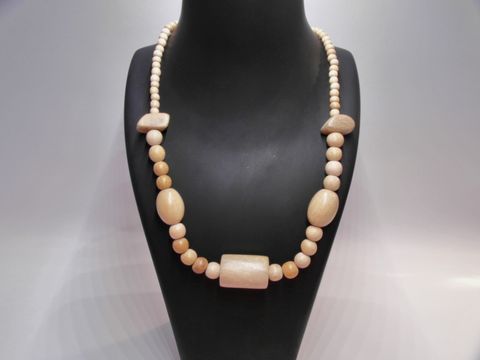 Holzkette Multiform 27 mm naturbraun 60 cm Holz Schmuck von Juwelier Harnisch, elegant gestaltet mit unterschiedlichen Holzkugeln und -formen, perfekt für jedes Outfit.