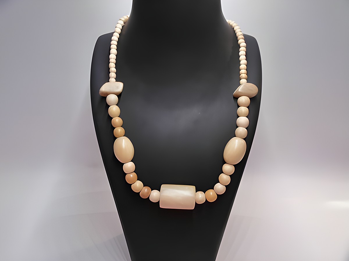 Holzkette Multiform 27 mm naturbraun 60 cm Holz Schmuck von Juwelier Harnisch, elegant gestaltet mit unterschiedlichen Holzkugeln und -formen, perfekt für jedes Outfit.