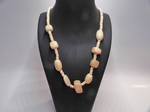 Holzkette aus naturbraunen Holzperlen in unterschiedlichen Formen, 23 mm groß und 55 cm lang, hergestellt von Juwelier Harnisch, ideal für einen natürlichen Look.