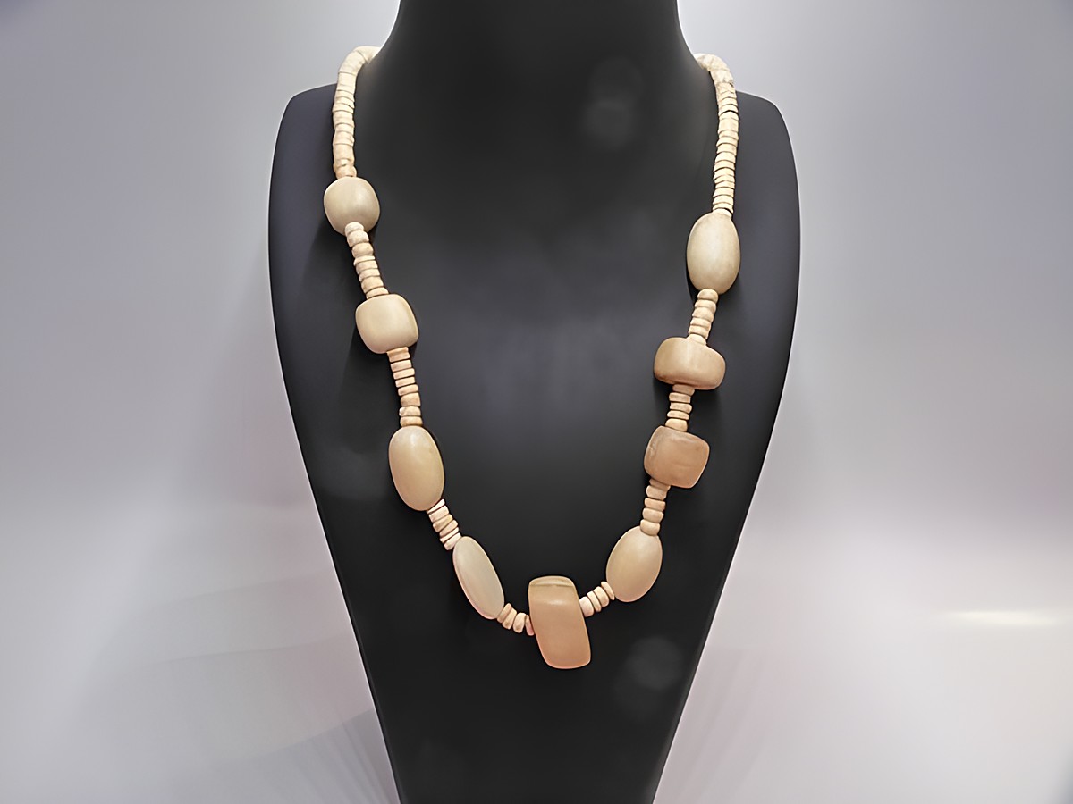 Holzkette aus naturbraunen Holzperlen in unterschiedlichen Formen, 23 mm groß und 55 cm lang, hergestellt von Juwelier Harnisch, ideal für einen natürlichen Look.