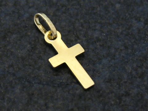 Kleines Goldkreuz aus Gold 750, idealer Kinderschmuck, gefertigt von Juwelier Harnisch, mit einer stilvollen Schlaufe zum Tragen an einer Kette oder einem Armband.