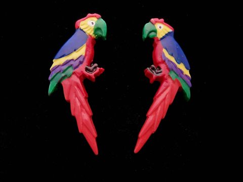 Bunte Papagei Ohrringe aus Modeschmuck mit blauem Rücken und rotbraunem Schwanz, Hersteller Juwelier Harnisch, geeignet für modische Akzente.
