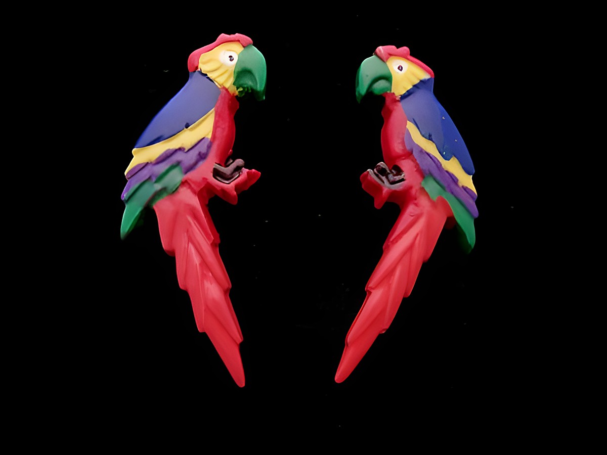 Bunte Papagei Ohrringe aus Modeschmuck mit blauem Rücken und rotbraunem Schwanz, Hersteller Juwelier Harnisch, geeignet für modische Akzente.