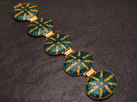 Dunkelgrünes und gelbes Emaille Armband von Juwelier Harnisch, 19 cm lang, mit dekorativen ovalen Elementen und vergoldeten Details, ideal für stilvolle Akzente.
