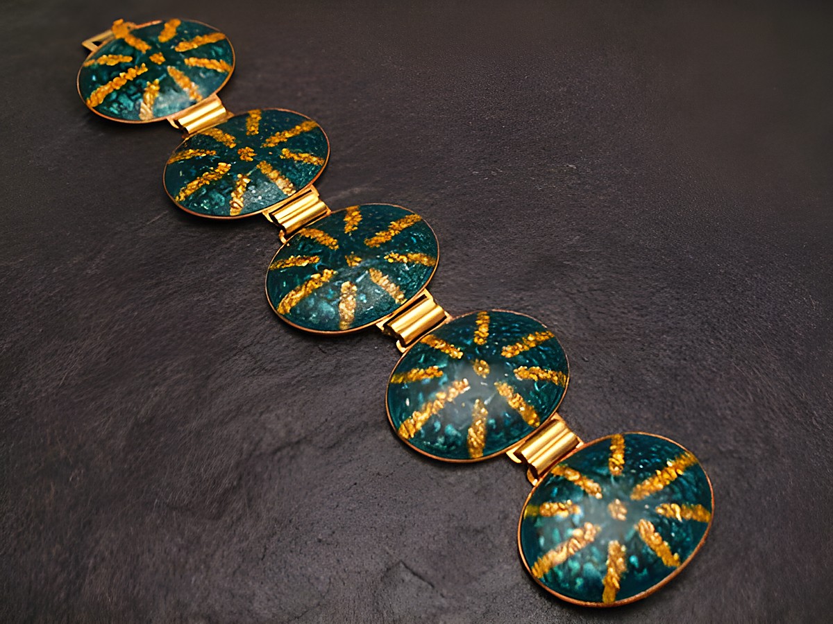Dunkelgrünes und gelbes Emaille Armband von Juwelier Harnisch, 19 cm lang, mit dekorativen ovalen Elementen und vergoldeten Details, ideal für stilvolle Akzente.