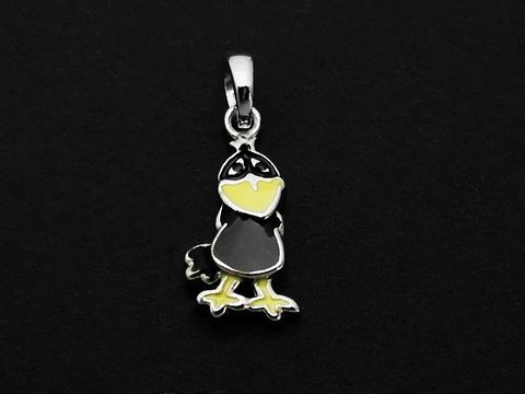 Rabe Silber Anhänger für Kinder, tierisch designet mit schwarzem und gelbem Lack, hergestellt von Juwelier Harnisch. Ideal als süßes Schmuckstück für kleine Kinder.