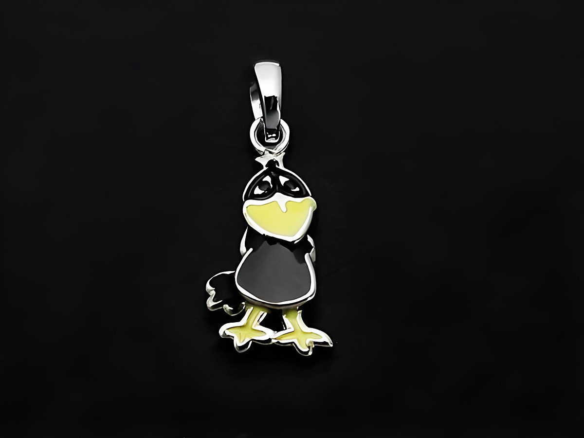 Rabe Silber Anhänger für Kinder, tierisch designet mit schwarzem und gelbem Lack, hergestellt von Juwelier Harnisch. Ideal als süßes Schmuckstück für kleine Kinder.