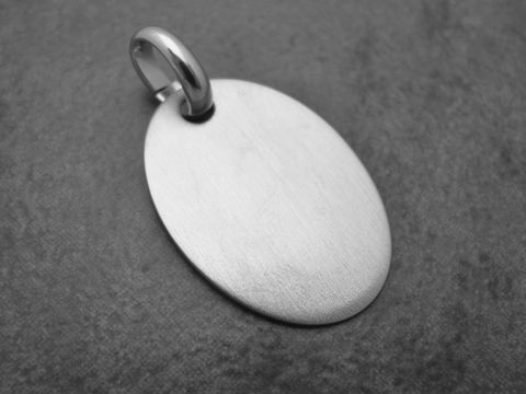 Gravurplatte oval 28 mm Anhänger aus Sterling Silber rhodiniert und mattiert, schlichtes Design, hergestellt von Juwelier Harnisch. Ideal für personalisierte Gravuren.