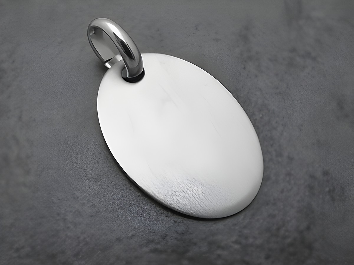 Gravurplatte oval 28 mm Anhänger aus Sterling Silber rhodiniert und mattiert, schlichtes Design, hergestellt von Juwelier Harnisch. Ideal für personalisierte Gravuren.