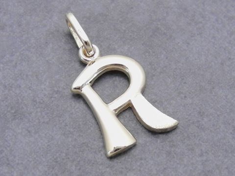 Buchstabenanhänger R teilmattiert aus Gold 333 vom Juwelier Harnisch, elegante und zeitlose Ausführung, ideal als Schmuckstück oder Geschenk.