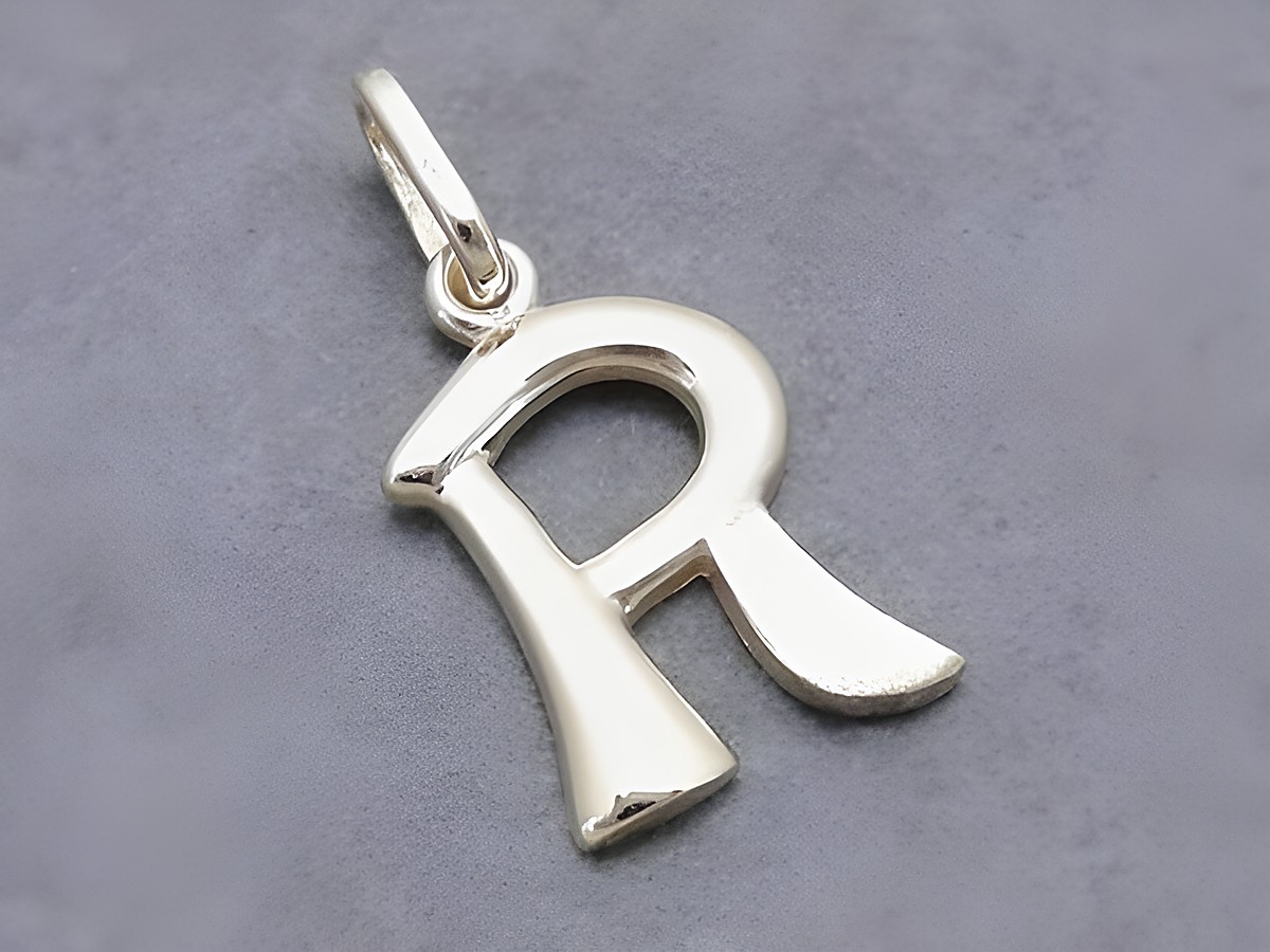 Buchstabenanhänger R teilmattiert aus Gold 333 vom Juwelier Harnisch, elegante und zeitlose Ausführung, ideal als Schmuckstück oder Geschenk.