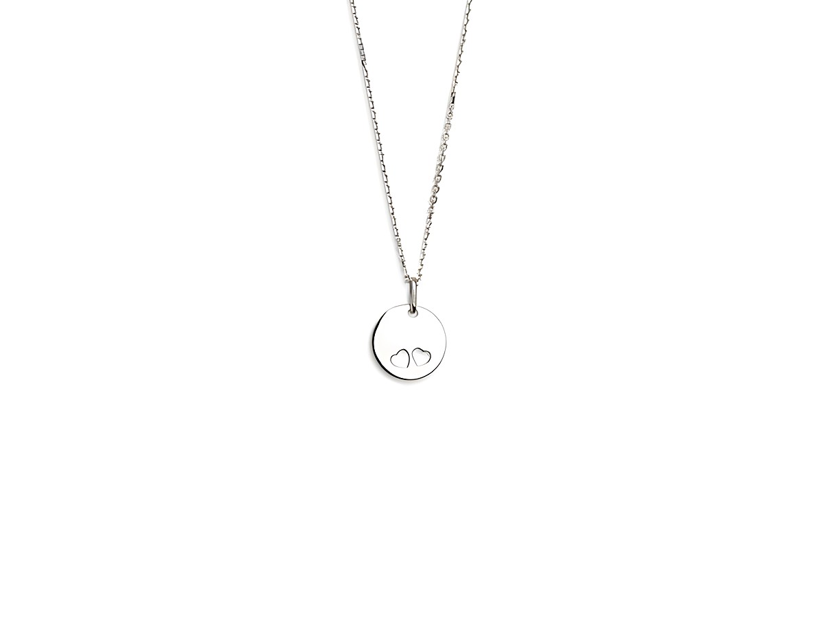 Elegante Xenox Sterling Silber Kette XS3545 in 40-45 cm mit einem runden Anhänger, der zwei herzförmige Aussparungen zeigt, symbolisiert Liebe und Zuneigung.