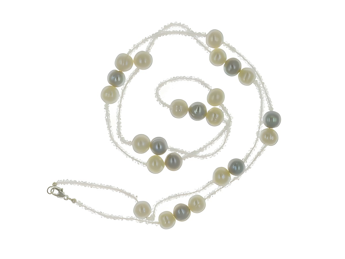 Steinkette aus Süßwasser-Zuchtperlen und Mondsteinen in Weiß und Grau, 87 cm lang, mit silbernem Verschluss, Hersteller Juwelier Harnisch, ideale Ergänzung für jedes Outfit. – Ansicht 3