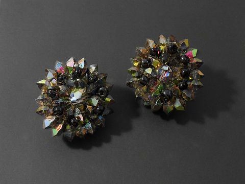 Strass Ohrclip pompös in buntschimmerndem goldfarbenem Design von Juwelier Harnisch, elegant verziert mit funkelnden Steinen und schwarzen Akzenten, ideal für besondere Anlässe.