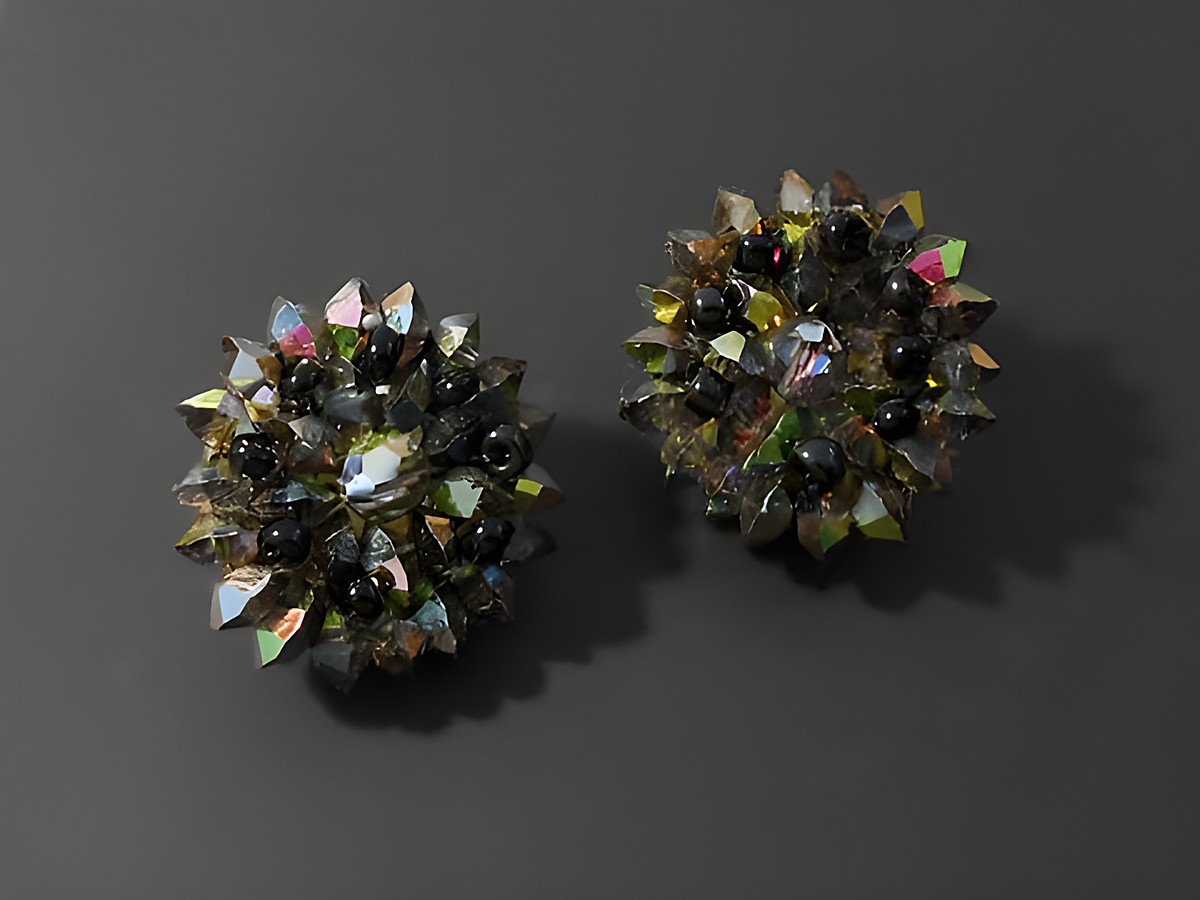 Strass Ohrclip pompös in buntschimmerndem goldfarbenem Design von Juwelier Harnisch, elegant verziert mit funkelnden Steinen und schwarzen Akzenten, ideal für besondere Anlässe.