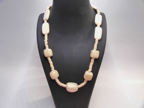 Holzkette aus naturbraunen Holzperlen in verschiedenen Formen, Länge 60 cm, geeignet als Holz Schmuck von Juwelier Harnisch. Elegantes und vielseitiges Accessoire.