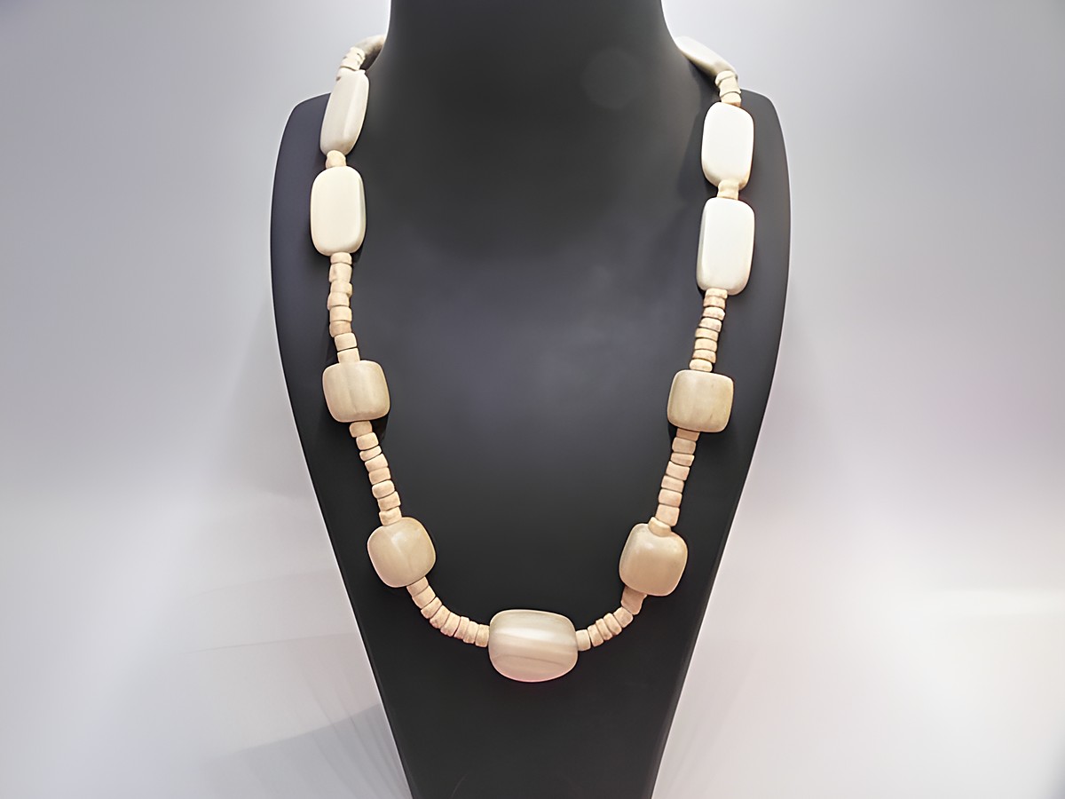 Holzkette aus naturbraunen Holzperlen in verschiedenen Formen, Länge 60 cm, geeignet als Holz Schmuck von Juwelier Harnisch. Elegantes und vielseitiges Accessoire.