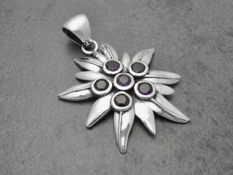Edelweiß Silber Anhänger 43,4 mm mit Alpenblume und Amethyst Schmuckstück, Hersteller Juwelier Harnisch, stilvolles Design mit glanzvollem Finish und leuchtenden Steinen.