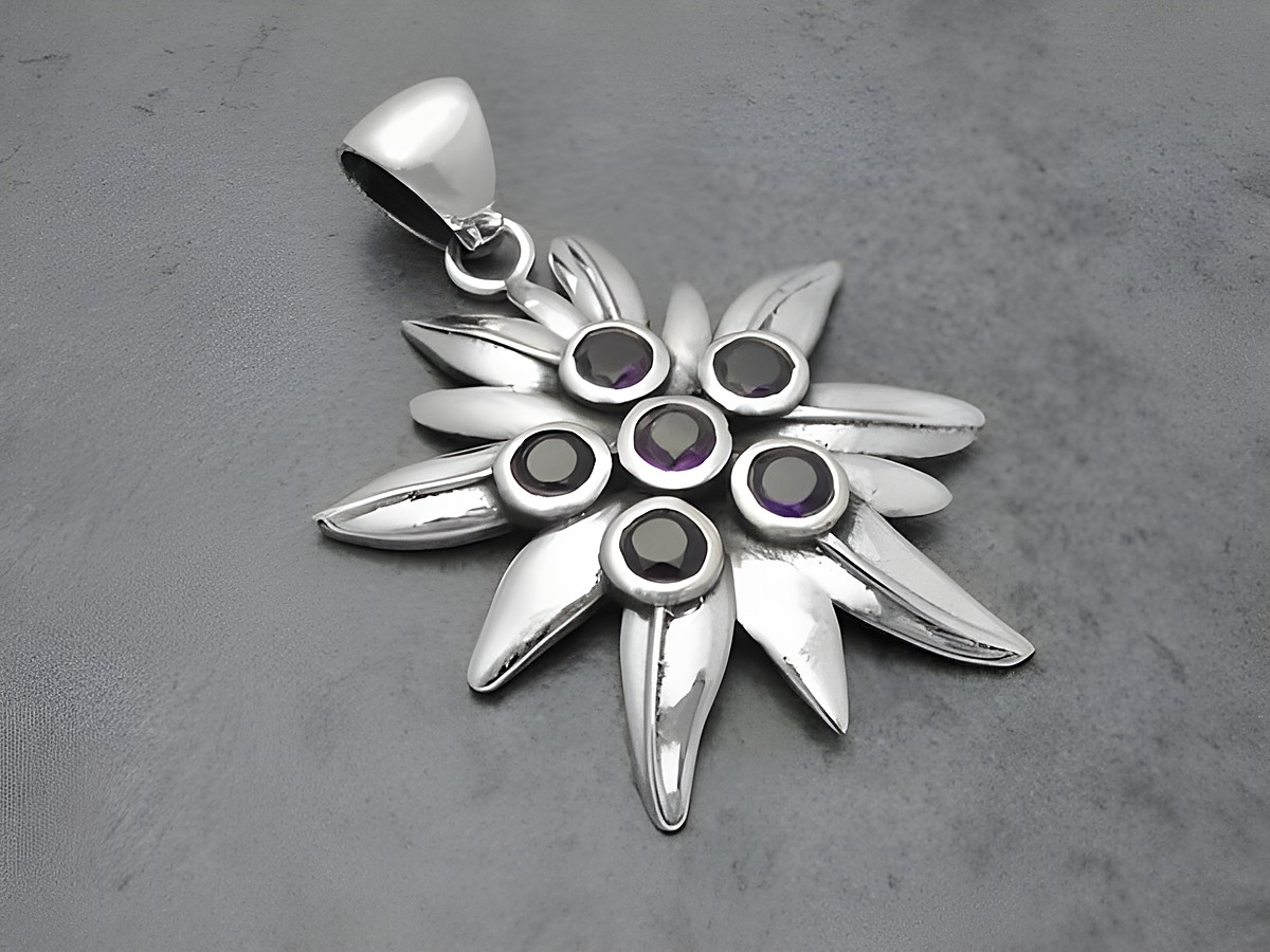 Edelweiß Silber Anhänger 43,4 mm mit Alpenblume und Amethyst Schmuckstück, Hersteller Juwelier Harnisch, stilvolles Design mit glanzvollem Finish und leuchtenden Steinen.
