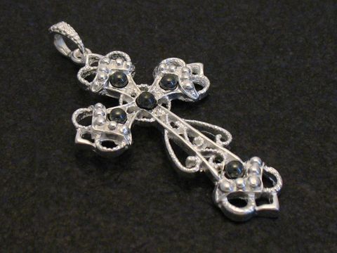 Silber Kreuz mit Hämatit Anhänger aus Sterling Silber, verziert mit weiteren Steinen und filigranem Design, geeignet für stilvolle Schmuckliebhaber.