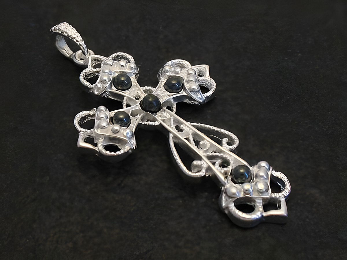 Silber Kreuz mit Hämatit Anhänger aus Sterling Silber, verziert mit weiteren Steinen und filigranem Design, geeignet für stilvolle Schmuckliebhaber.